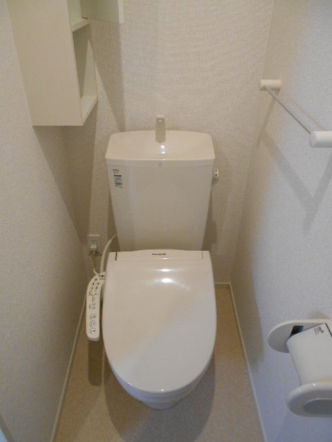 トイレ　温水洗浄便座完備・小物収納棚あり