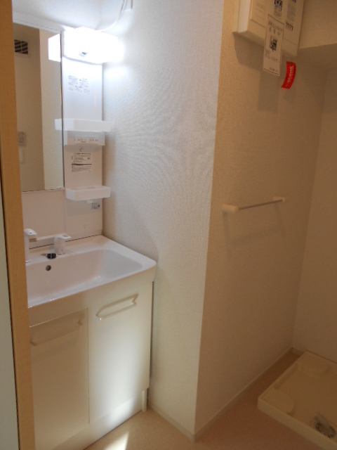 洗面設備　シャワー付洗面化粧台・屋内洗濯機置場完備