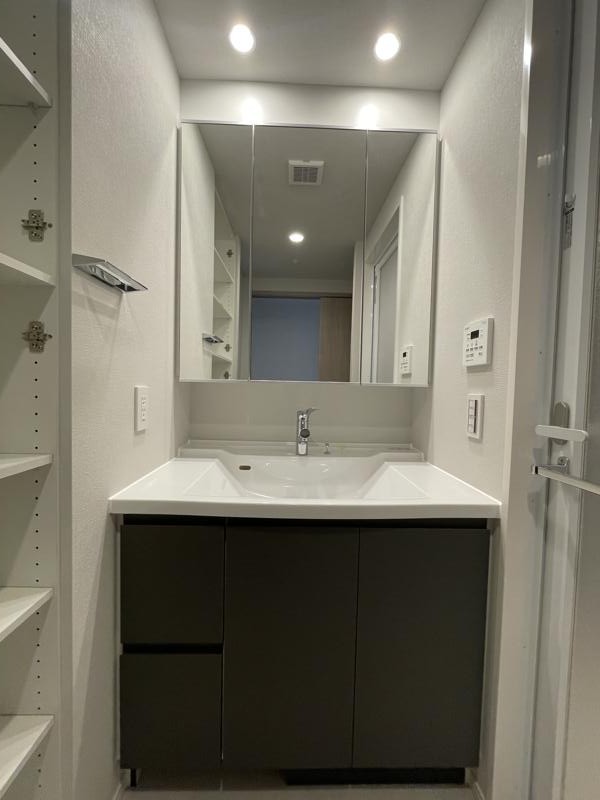 洗面設備　スペースが確保できる洗面所です