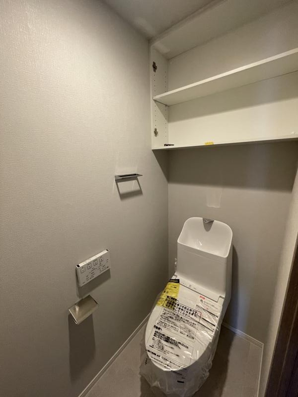 トイレ　落ち着いた色調のトイレです