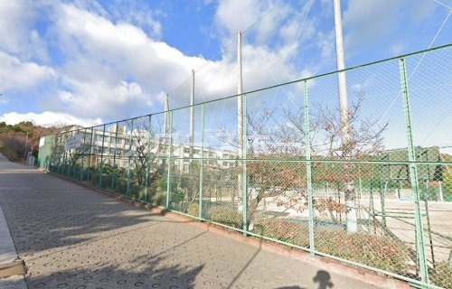 中学校　神戸市立伊川谷中学校（中学校）まで555m