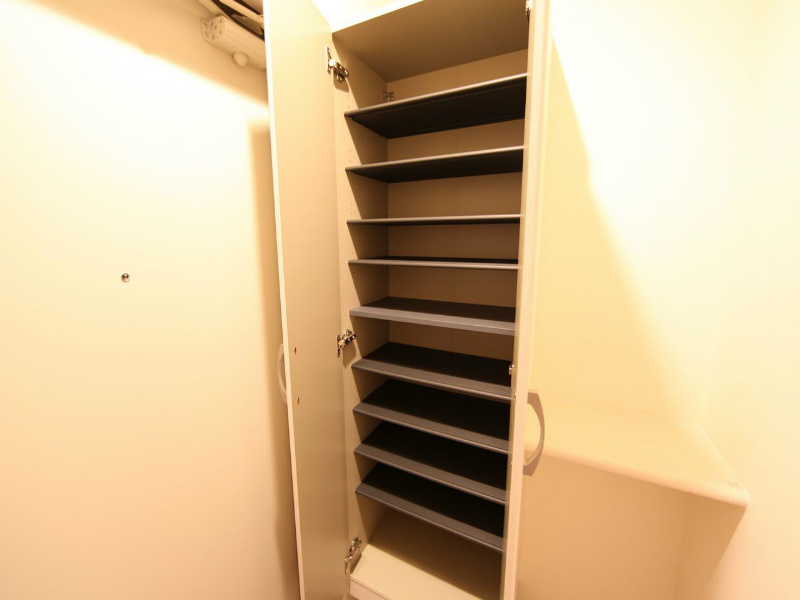 玄関　シューズボックス　隣に棚も付いています