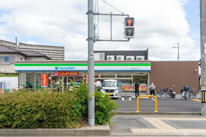 コンビニ　ファミリーマート 枚方伊加賀西町店（コンビニ）まで645m