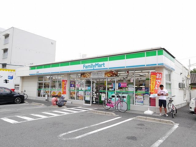 コンビニ　ファミリーマート／小倉真鶴店（コンビニ）まで496m