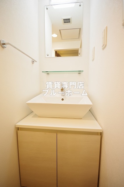 洗面設備　オシャレなデザイン洗面台！