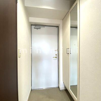 玄関　写真は同物件別号室の為、現状優先致します。