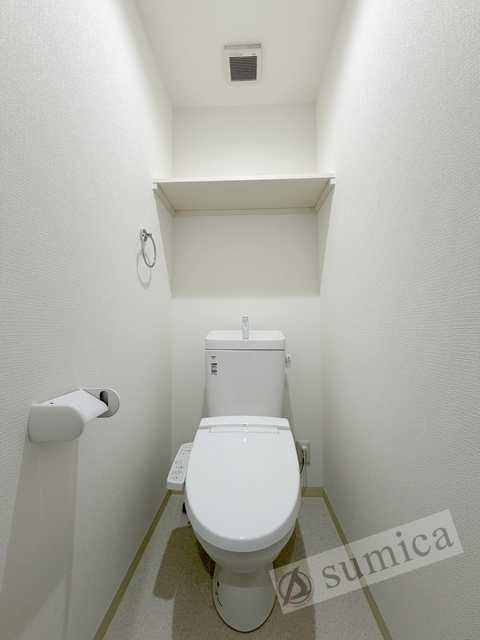 トイレ　人気アイテムの温水洗浄便座。清潔感のあるトイレです。