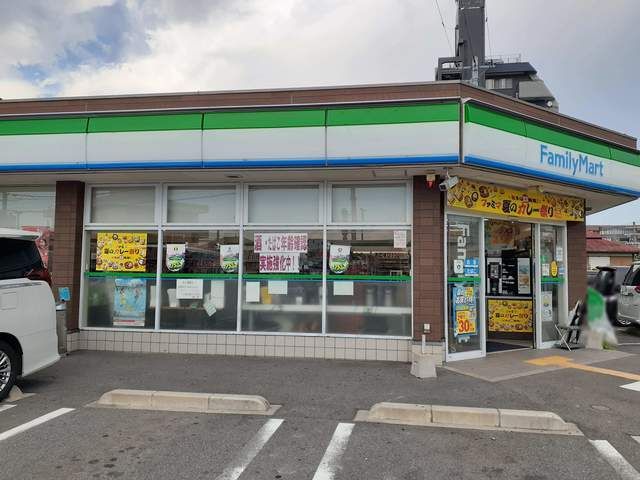 コンビニ　ファミリーマート中野西店様（コンビニ）まで700m