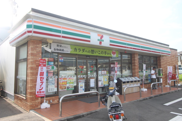 コンビニ　セブンイレブン（コンビニ）まで242m