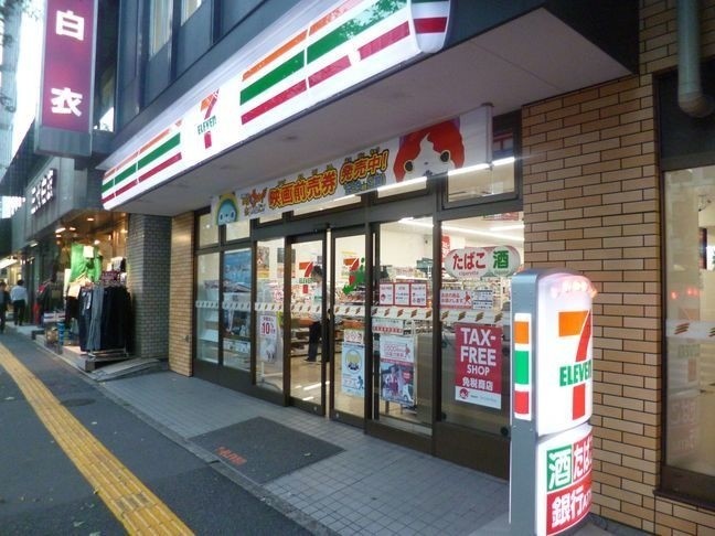 コンビニ　セブンイレブン新宿5丁目靖国通り店（コンビニ）まで0m