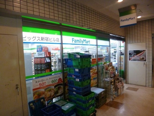コンビニ　ファミリーマートビッグス新宿ビル店（コンビニ）まで280m