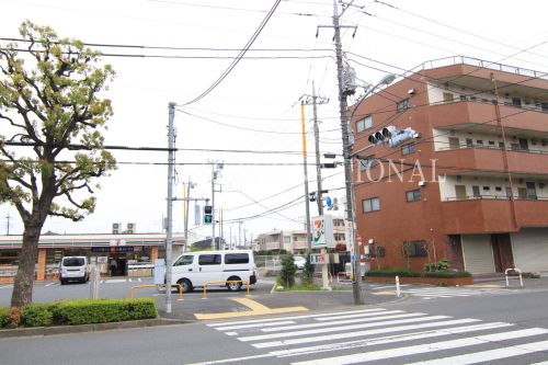 コンビニ　セブン－イレブン足立東伊興３丁目店（コンビニ）まで983m