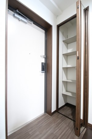 玄関　※別部屋参考写真。現状優先です。