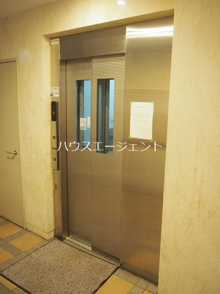 ロビー　エレベータ付のマンションです。