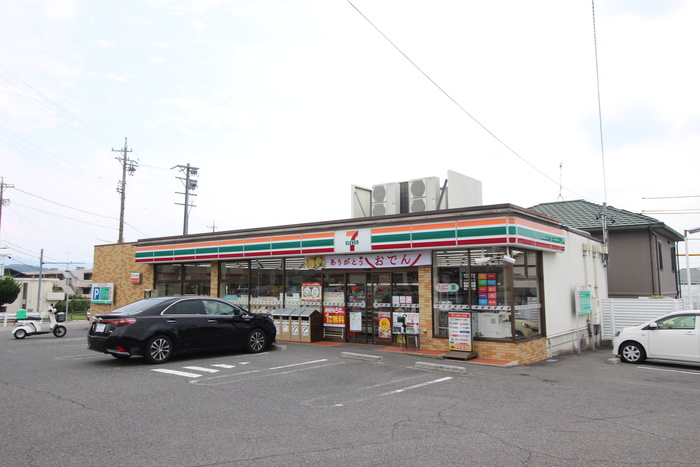 コンビニ　セブンイレブン（コンビニ）まで820m