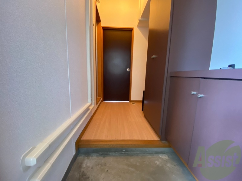 玄関　こちらが玄関です。玄関口が広いので、荷物を運ぶ際も安心です。