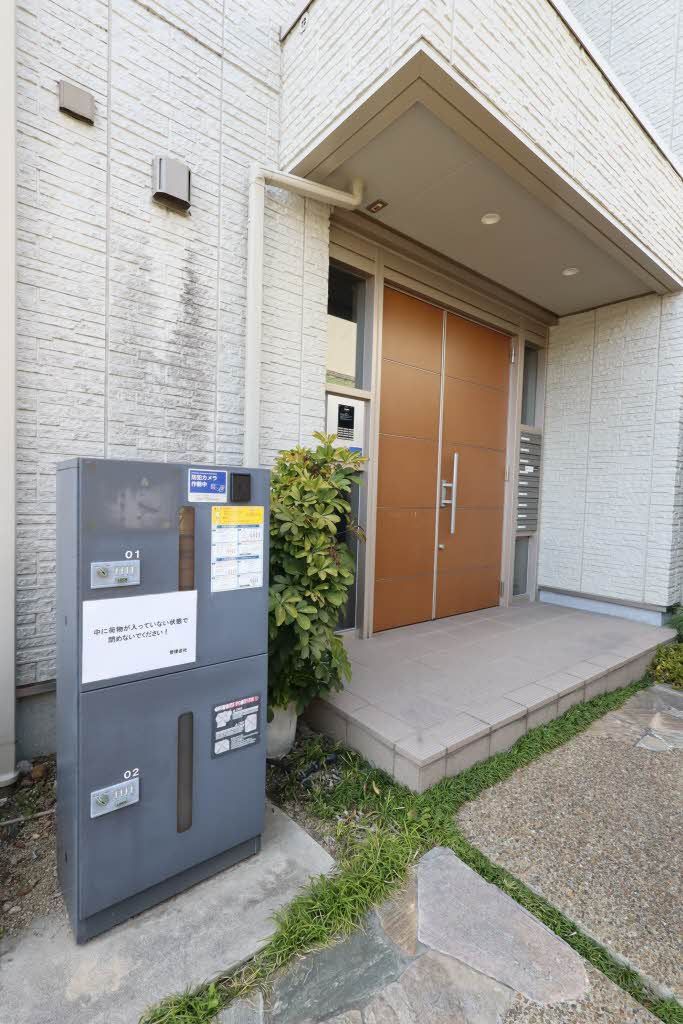 建物外観　不在時にも安心の宅配ボックス付き