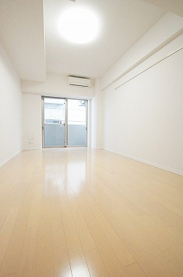 居室・リビング　優しい色合いの床材を使用した居住空間です。