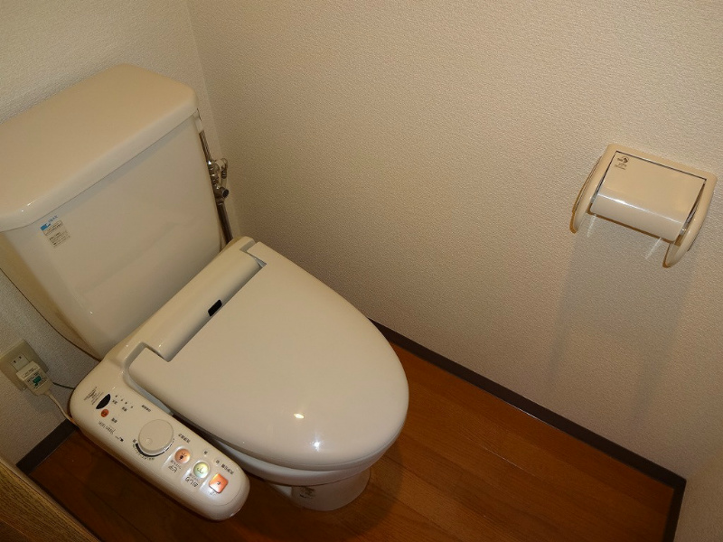 トイレ　※写真は別号室です