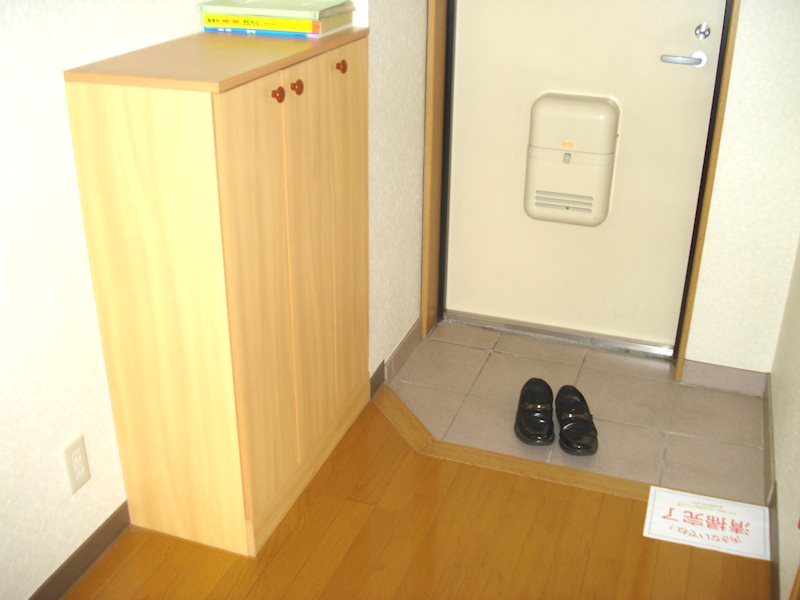 玄関　※写真は別号室です