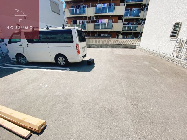 駐車場　駐車場があるので、車を買う予定の方も安心です