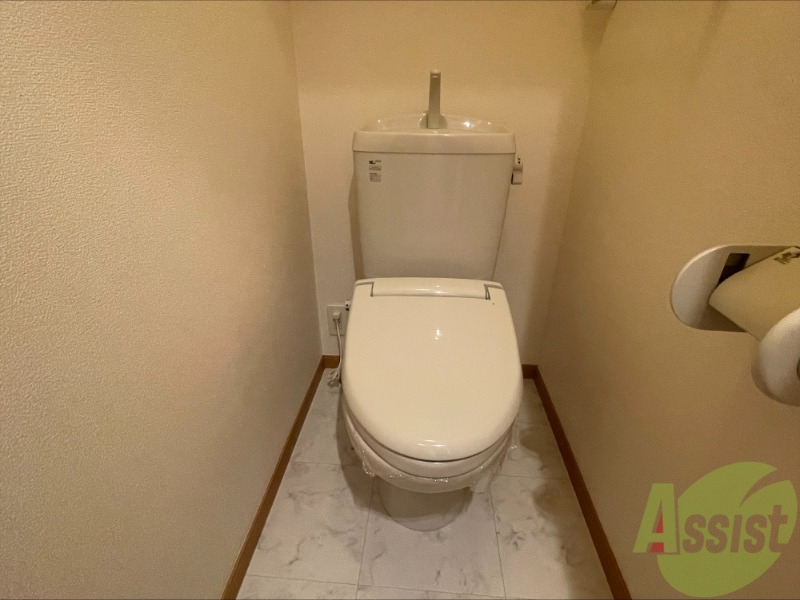 トイレ　トイレは温水洗浄便座になっておりこれが好きな方は多いです。