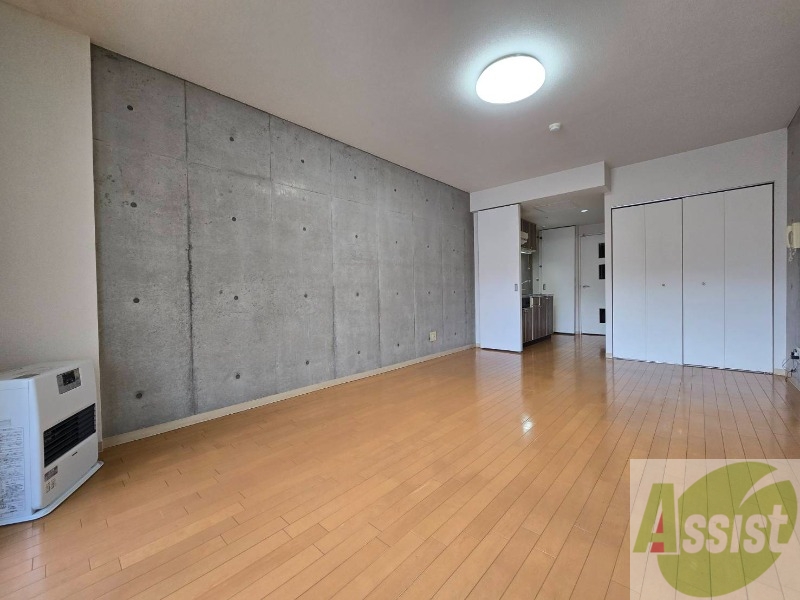 その他部屋・スペース　寝室はこちらです。光が差し込む、温かみのあるお部屋です。