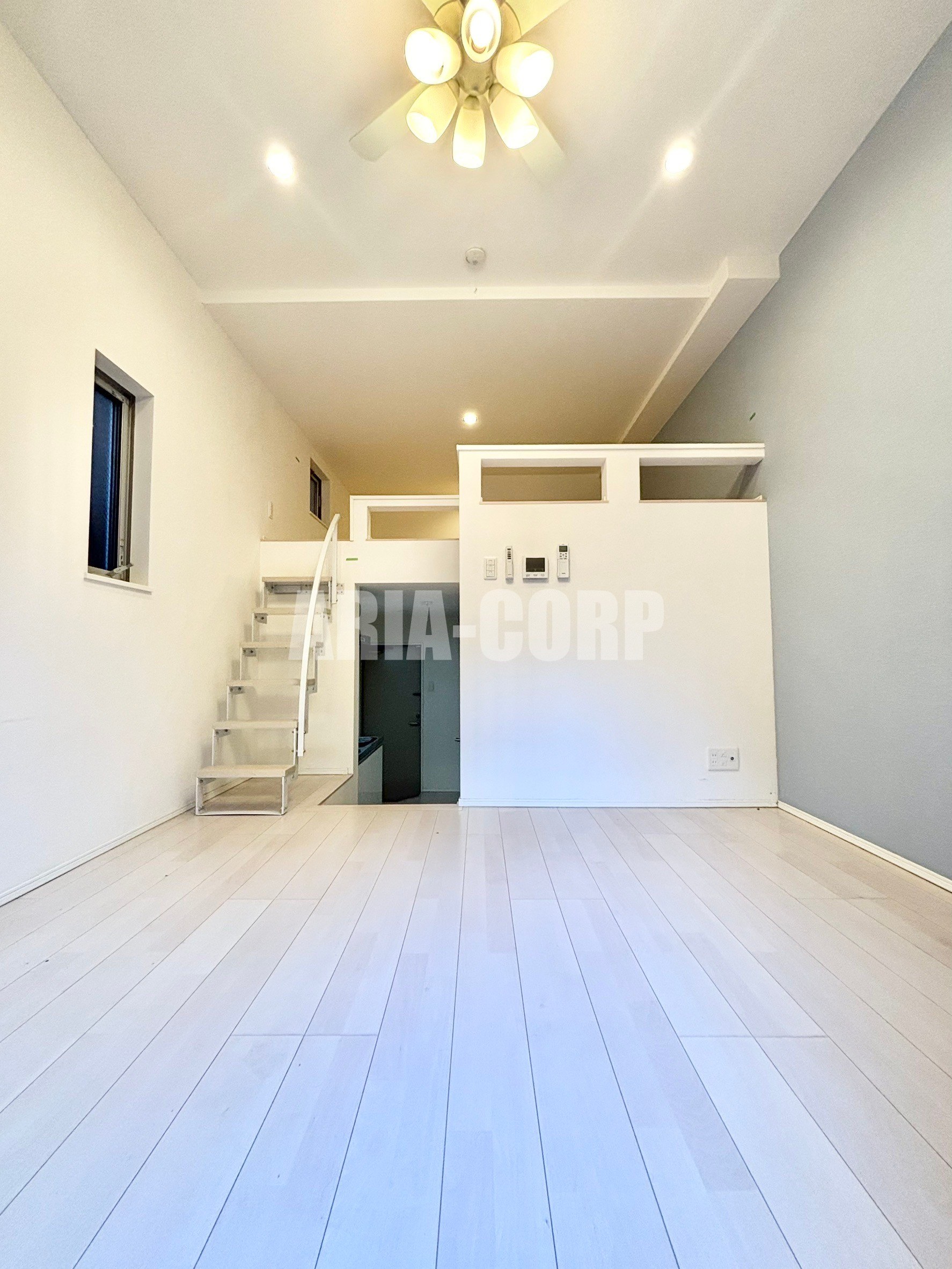 居室・リビング　天井高のある開放的な空間！角部屋で窓も多く明るいお部屋です