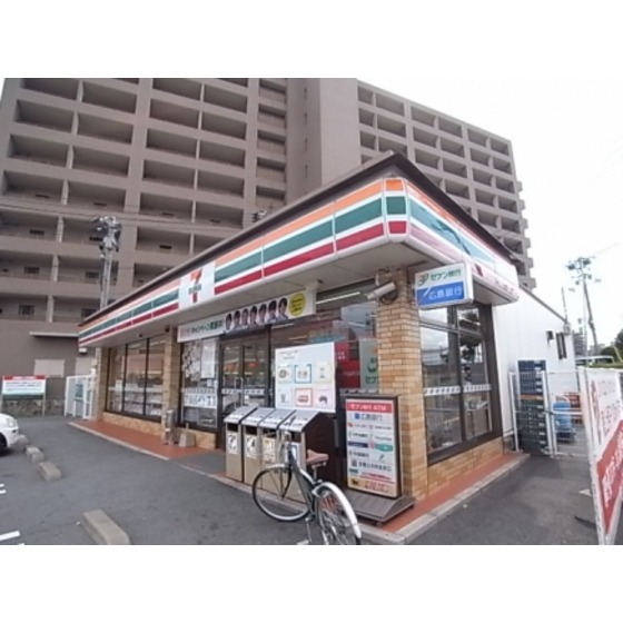 コンビニ　セブンイレブン広島南千田西店（コンビニ）まで394m