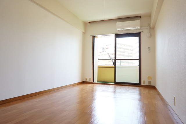 居室・リビング　★★南向きで明るい８．１帖のお部屋です★★