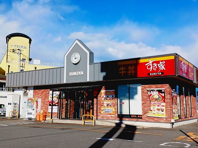 飲食店　すき家　１国富士鮫島店（飲食店）まで300m