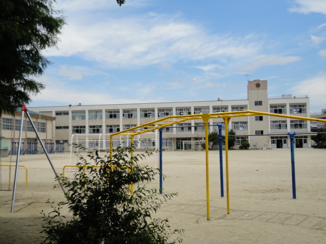 小学校　花岡小学校（小学校）まで605m