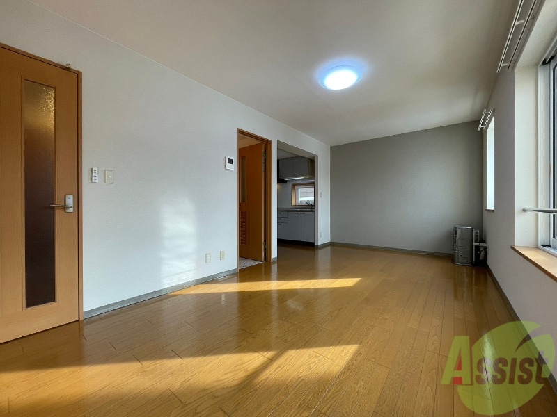 居室・リビング　日当たりが良くて心地よく過ごせそうなお部屋です。