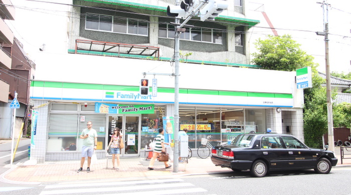 コンビニ　ファミリーマート 入谷二丁目店（コンビニ）まで405m