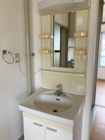 洗面設備　収納もあり使いやすい洗面化粧台 ※反転タイプの写真です。