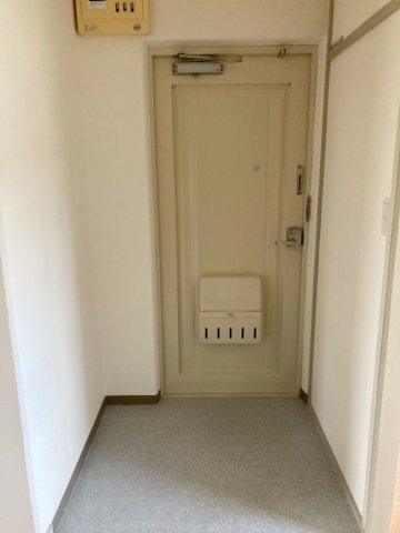 玄関　※反転タイプの写真です。