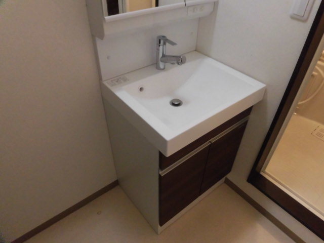 洗面設備　大きな鏡の洗面台です