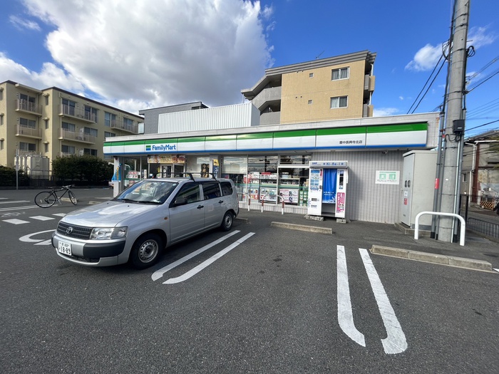 コンビニ　ファミリーマート（コンビニ）まで50m