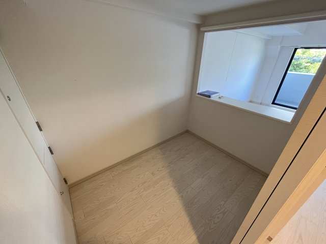 その他部屋・スペース　開放的な寝室です