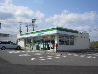 その他　ファミリーマート津岩田店（その他）まで553m