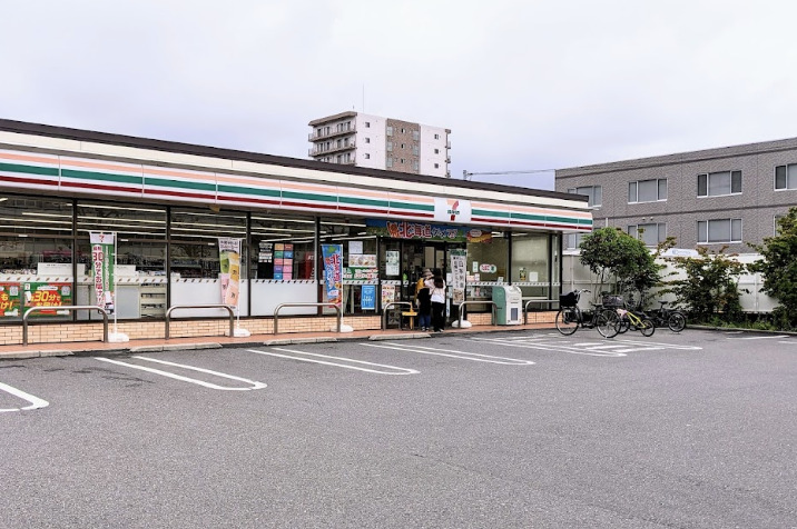 コンビニ　セブンイレブン 足立神明1丁目店（コンビニ）まで823m