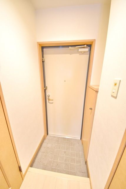 玄関　同物件別部屋の為現状優先