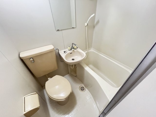 バス・シャワールーム　コンパクトで使いやすいお風呂です