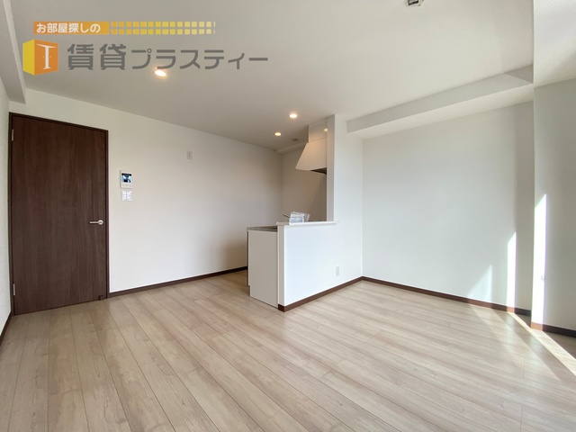 居室・リビング　大きなＴＶも置けそうですね。