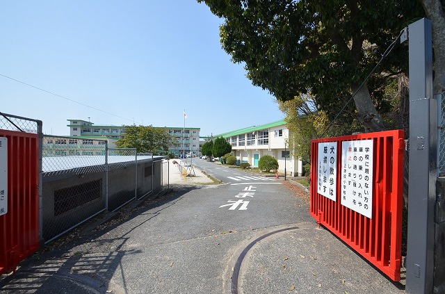 小学校　上津役小学校（小学校）まで442m