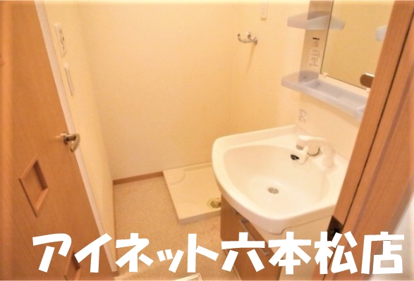 洗面設備　朝の支度はこちらでどうぞ。