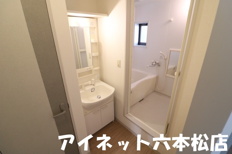 洗面設備　朝の支度はこちらでどうぞ