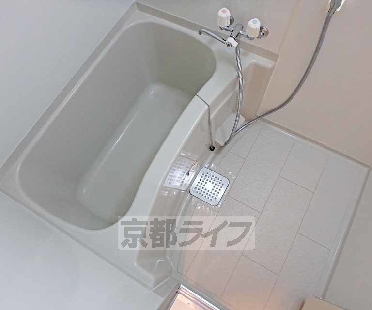 バス・シャワールーム　ゆったりと入ることができるお風呂です。