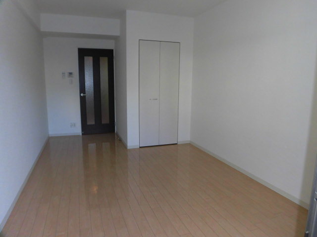 居室・リビング　8.4帖の広々としたお部屋です。