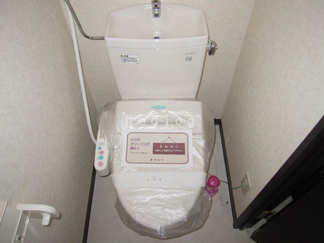 トイレ　嬉しい温水洗浄便座付きのトイレです。